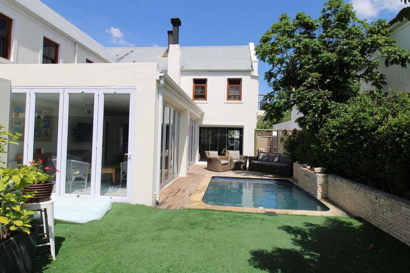 This valuable 7 bed home is bursting with energy. Located in De Zalze Winelands Golf Estate