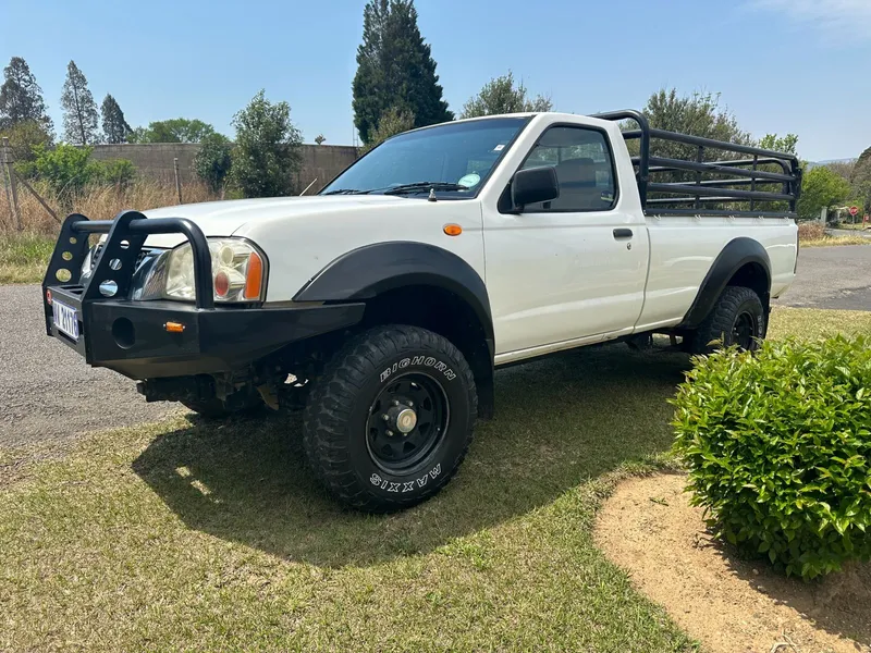 Nissan Bakkie 2.4i single cab raised body