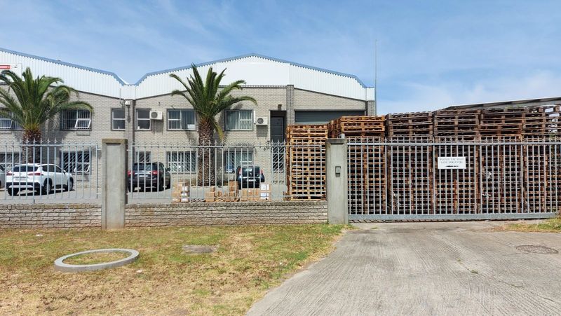830m2 Industrial Warehouse with Secure Yard To Let in Killarney Gardens