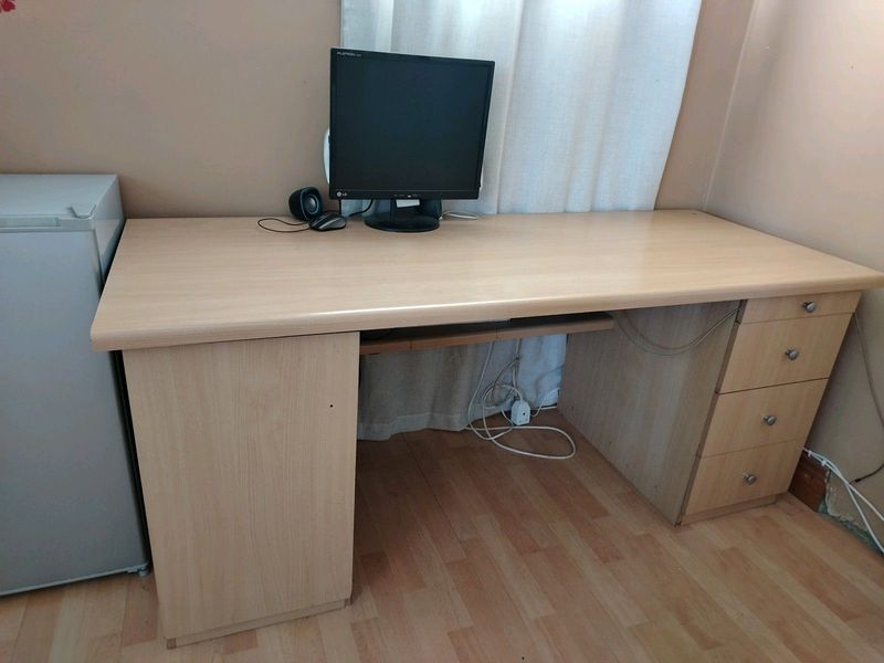 Desk in good condition