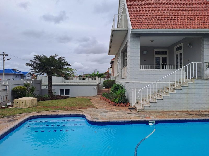 5 Bedroom House With Scenic Balcony Views of the Sea and Nature.
