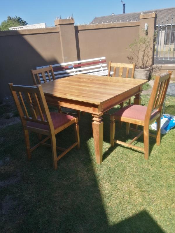 4 seater dinningroom table and chairs