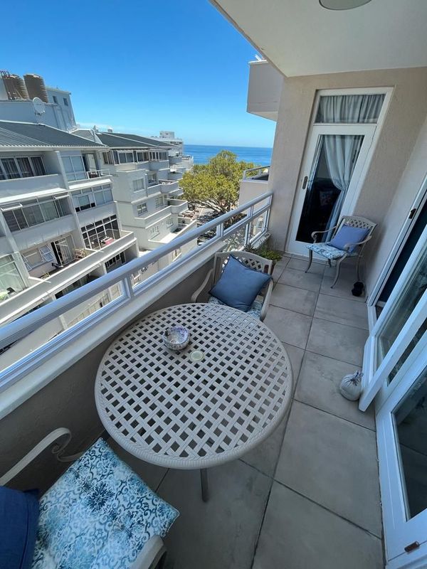 Beachfront apartment available in Sea Point