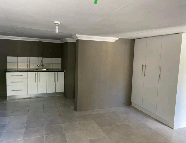 Bachelor to rent immediately include water, electricity by R3600 in Villieria Gezina end April 2024