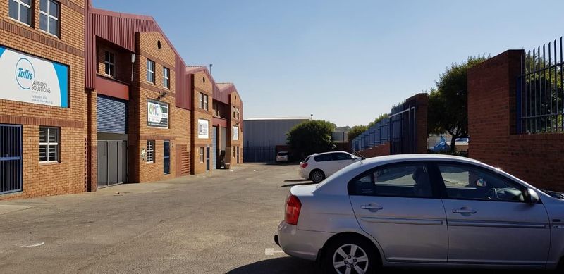 399 m2 INDUSTRIAL SPACE IN SECURE PARK!