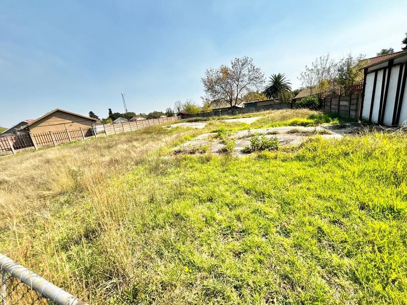 Vacant land in a Good area!