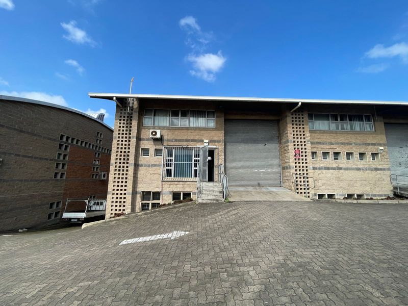 Warehouse to let in well maintained business park in New Germany