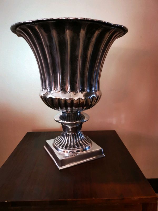 A extra large antique style vase, hotel flower plant stand in silver nikle this is truly ornate h60