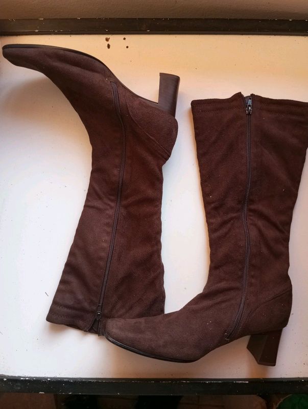 Ladies long suede brown zip up boots, medium heel, size 6 as new