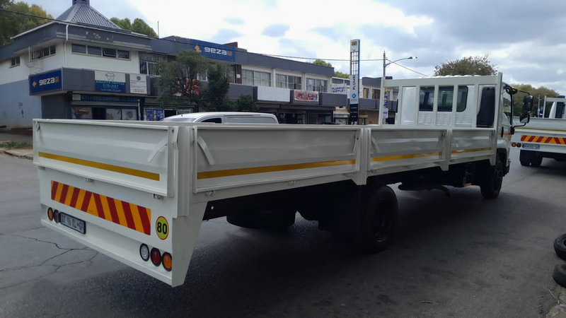Isuzu fsr 800 dropside in a mint condition for sale at an affordable price