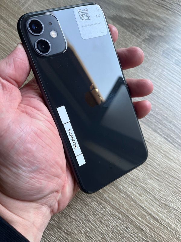 IPhone 11 64 GB Black Available - (Mint condition) (R5500)
