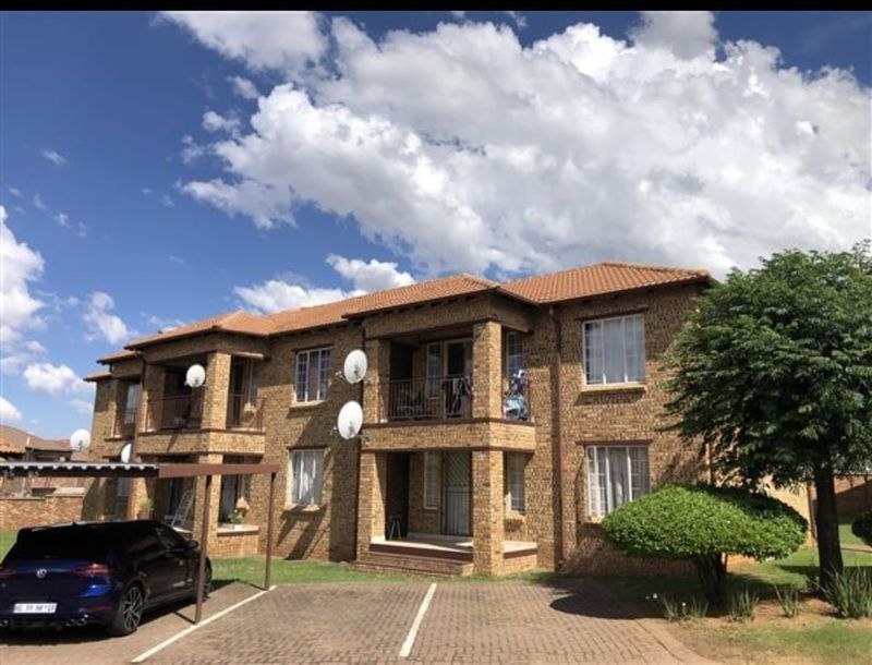 Stunning 2 Bedroom Ground Floor Unit in Colnbrook Estate