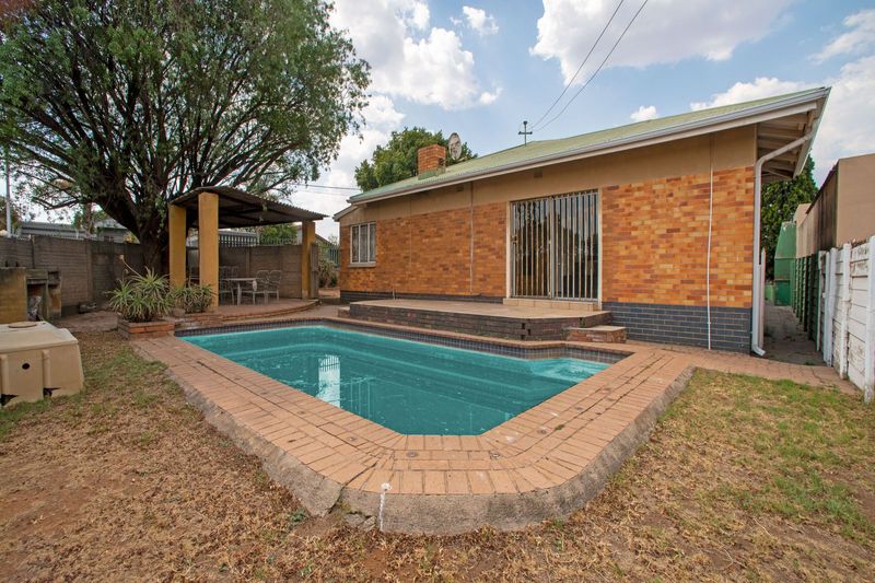 Charming 3-Bedroom Home in Homestead, Germiston