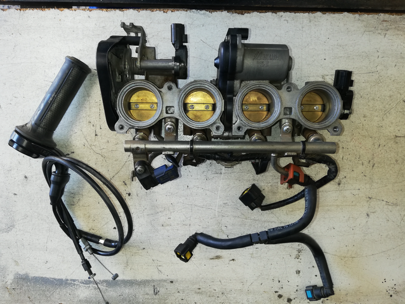 YAMAHA R6 throttle bodies and airbox [08 -16 model 13s\