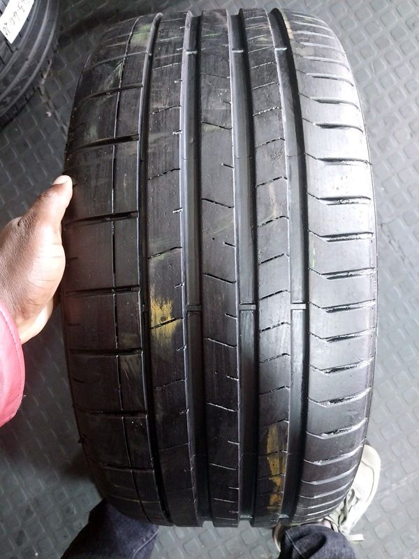 One 255 30 20 pirelli p zero run flat tyre with 98% treads available for sale
