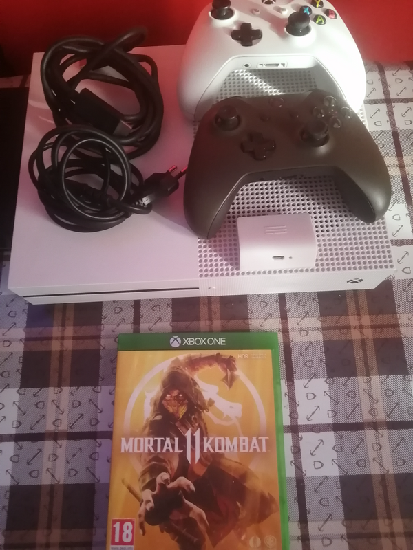 Xbox one s 1TB.2 controllers. 1 rechargeable battery. Hdmi cable. Power cable. Mortal kombat 11