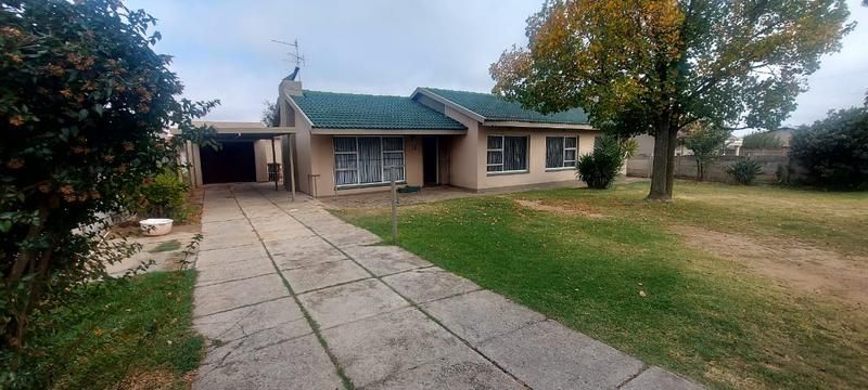 NEAT AND READY TO MOVE IN 3 BEDROOM HOME FOR SALE IN WITPOORTJIE.