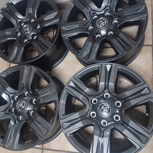 17inch Toyota Hilux/Fortuner original mags set R8000.