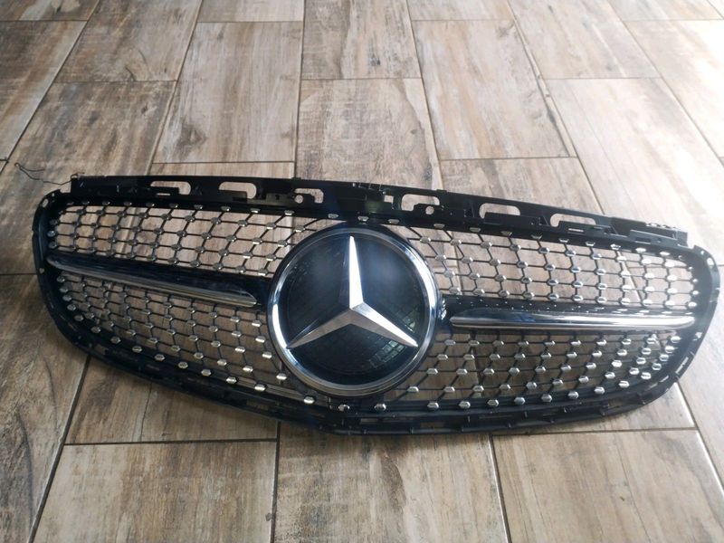Mercedes Benz W212 grill and badge