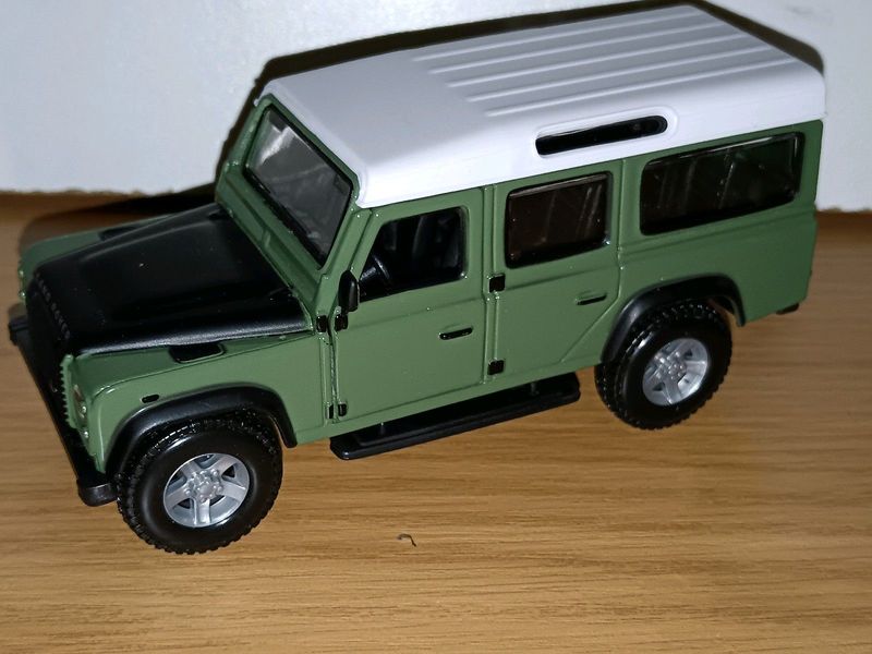 Land Rover defender 1:32 diecast model