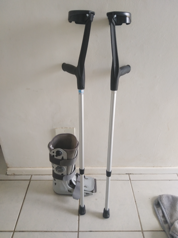 Medical moonboot &amp; crutches