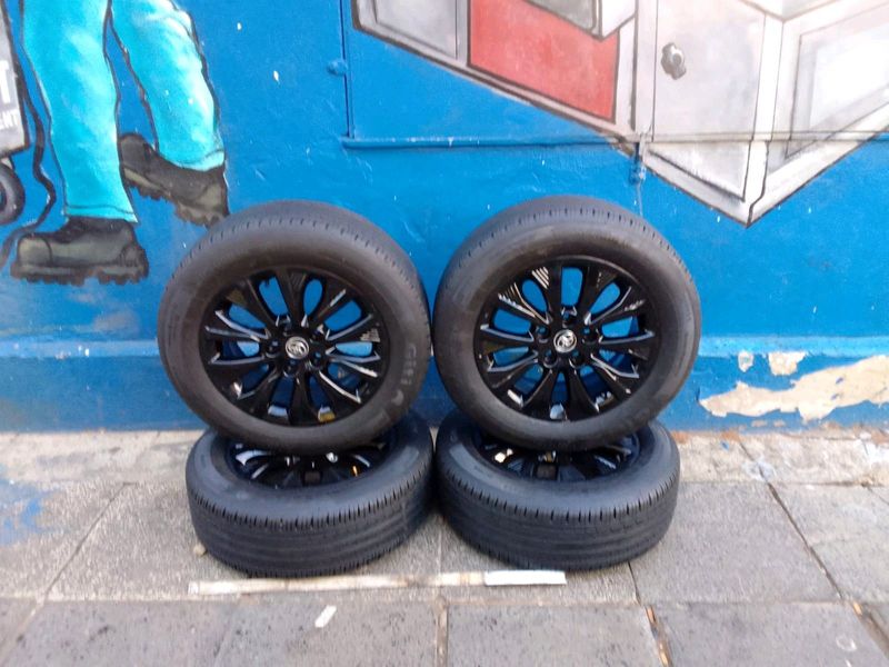 A set of 16inches original toyota urban cruiser mags rim 5x114.3 PCD with 98% thread tyres like new