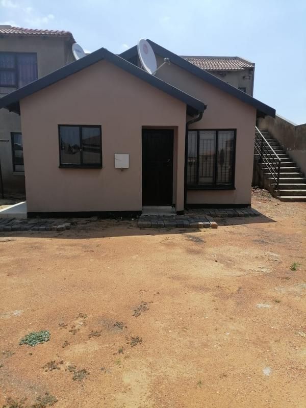 2 bedroom house for sale in protea glen soweto with 6 bachelors in the yard for R1300000 negotiab...