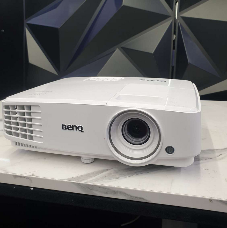 SECOND HAND BENQ 3300 LUMEN PROJECTOR WITH HDMI &amp; VGA INPUTS - GRAVITY ELECTRONICS
