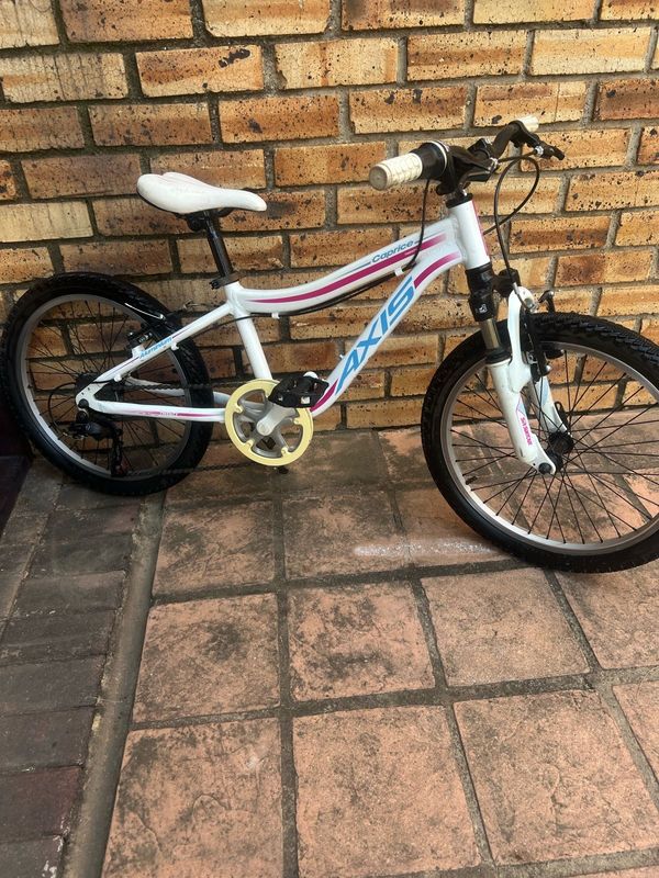 20” Axis girls mountain bike with good specs