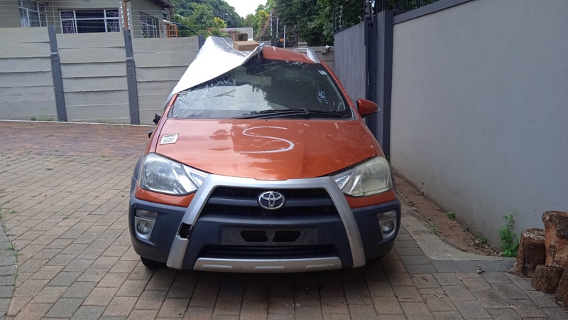 2016 Toyota Etios cross accident damaged  stripping for spares in jhb code4