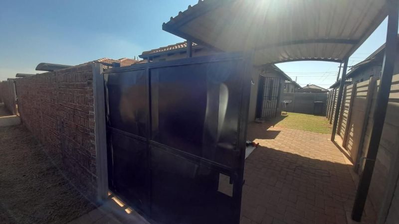 3 Bedroom House for Sale in Protea Glen