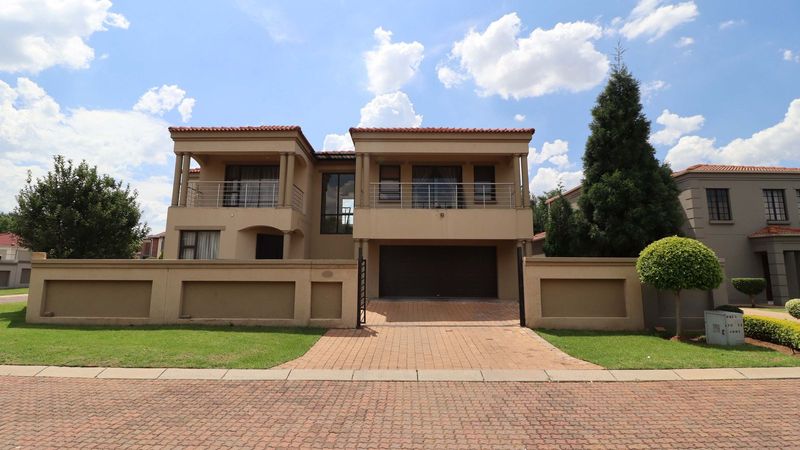 Expansive 5-Bedroom Freestanding Residence for Sale - Ideal for Families in Pursuit of Comfort