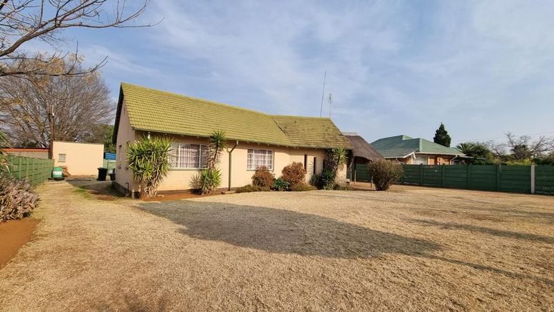 Charming 3-Bedroom Home with Granny Flatlet and Ample Parking