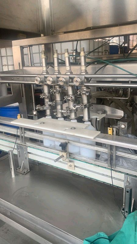 Hd gear pump digi filler, capper and dubble sided labelling line.