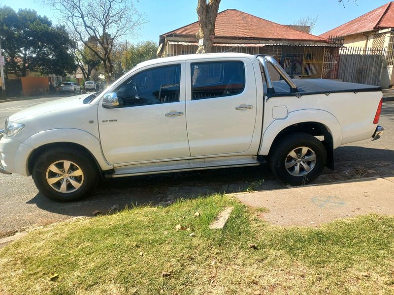 2010 TOYOTA HILUX DOUBLE CAB 2.7 VVTI DOUBLE CAB MANUAL TRANSMISSION IN EXCELLENT CONDITION