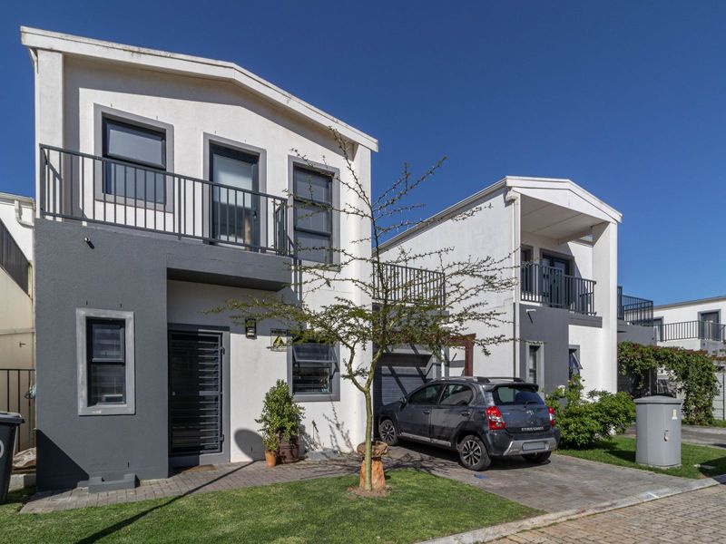 Luxury townhouse: elegance, security, location!