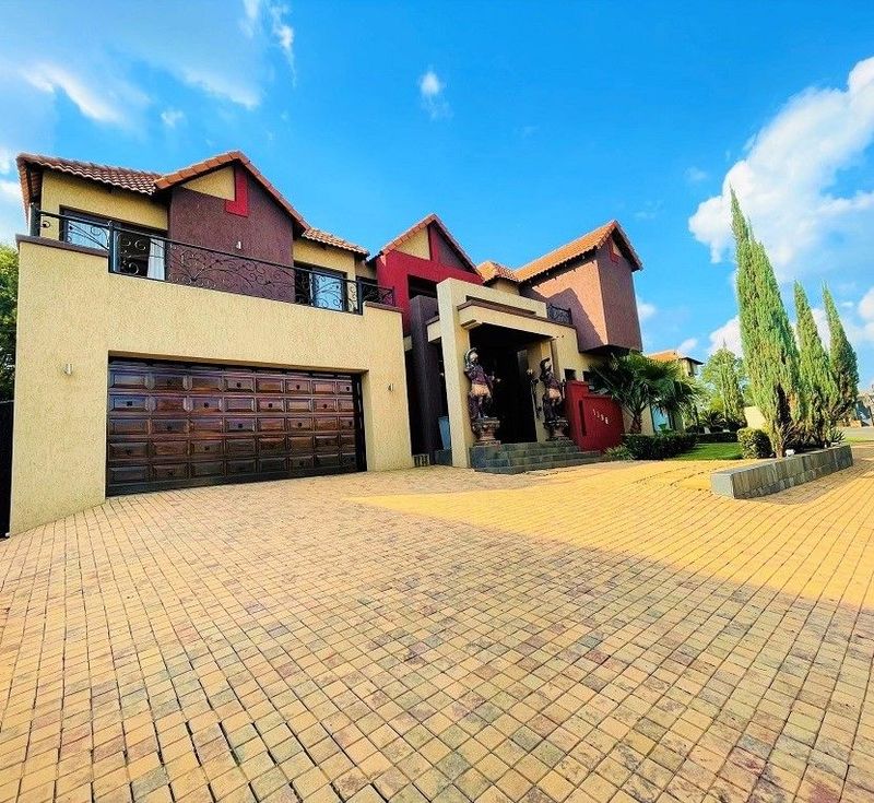 A modern contemporary masterpiece in the sought after Emfuleni Golf Estate!!