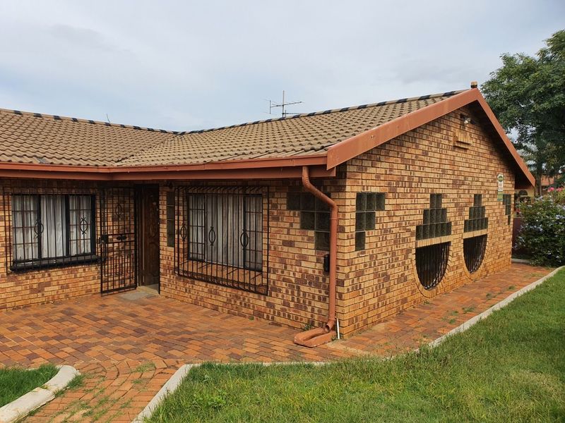 3 Bedroom house in Lenasia South For Sale