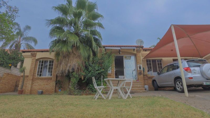 3 Bedroom Townhouse For Sale in Safari Gardens