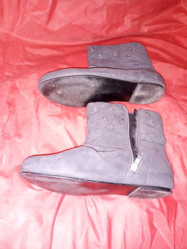 Ladies zip up suede short boots, size 6, light grey, Used twice, in good condition