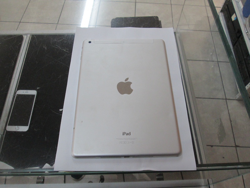 APPLE IPAD AIR  WIFI CELLULAR  WITH CHARGER 32GB  IN GOOD CONDITION