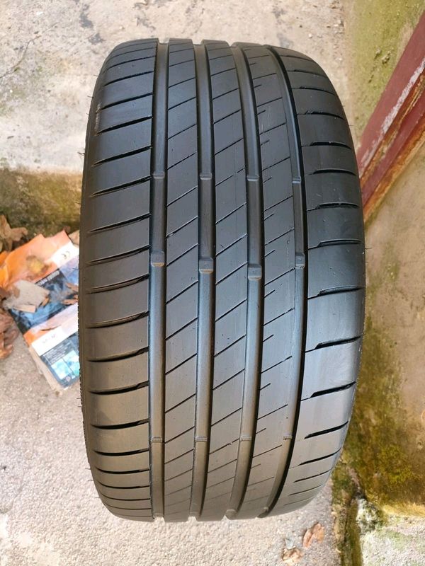 0ne 235 35 19 Bridgestone tyre almost new available for the