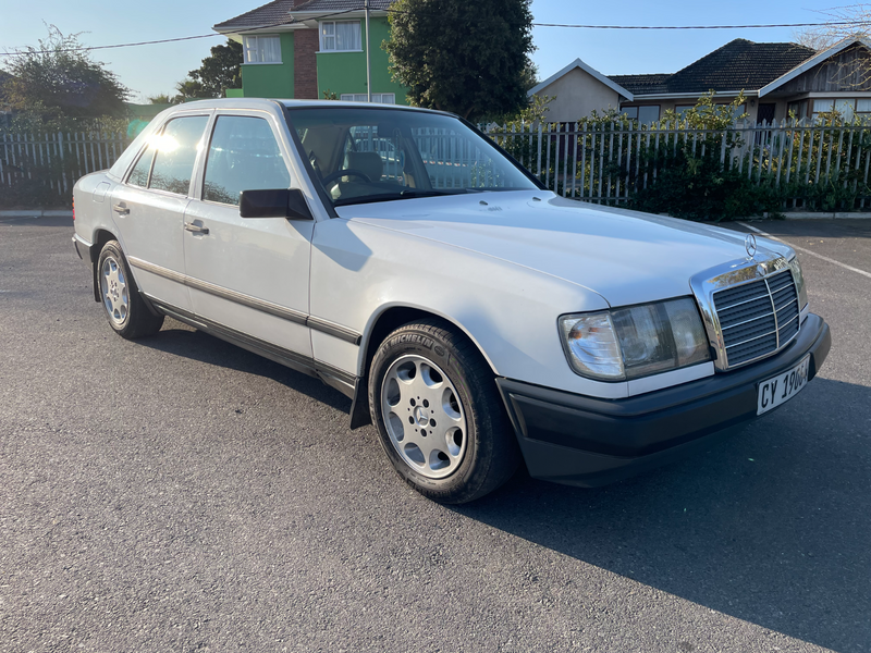 1989 Mercedes-Benz W124 Sedan