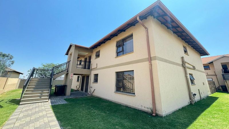 PARKLANDS ESTATE (PARKRAND) HAS ON OFFER THIS 2 BEDROOM APARTMENT FOR SALE