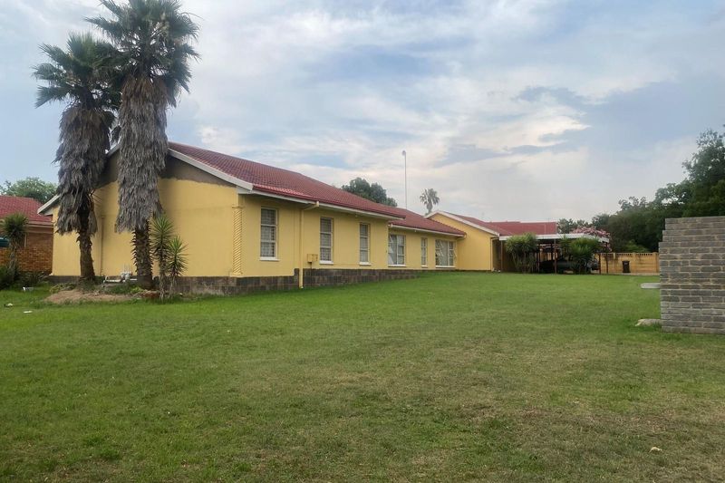Students accommodation with 14 rooms for sale opposite Vaal University in SE7 VanderbijlPark
