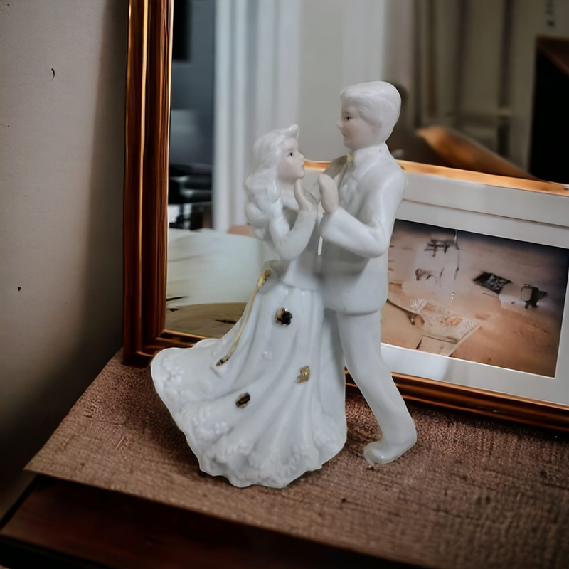 Stunning bride &amp; groom&#39;s first dance wedding gift/cake topper, measuring 16x12x8cm