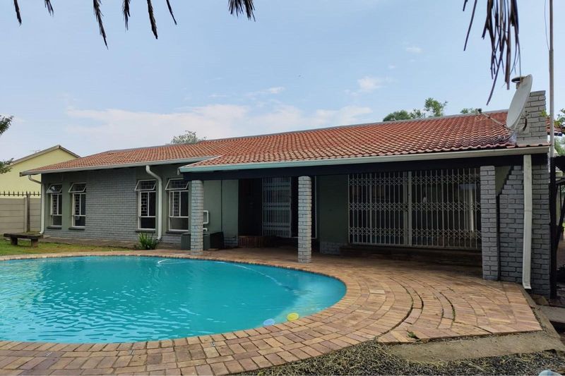 Stunningly Renovated Home in Sought-After are of Secunda For Sale!