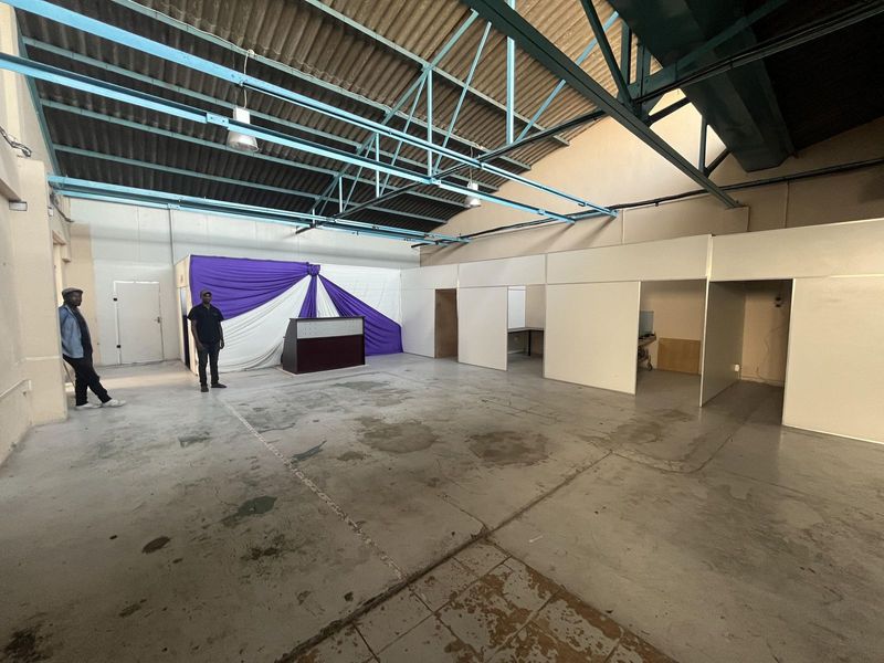 570m2 WAREHOUSE TO LET IN PAROW EAST