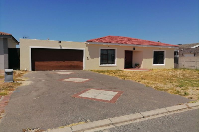 Spacious 3 Bedroom Family Home with Flatlet