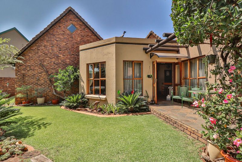 3 Bedroom townhouse-villa in Glen Marais For Sale